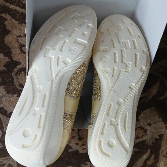 Patent leather women's walking shoes. - Picture 6 of 6